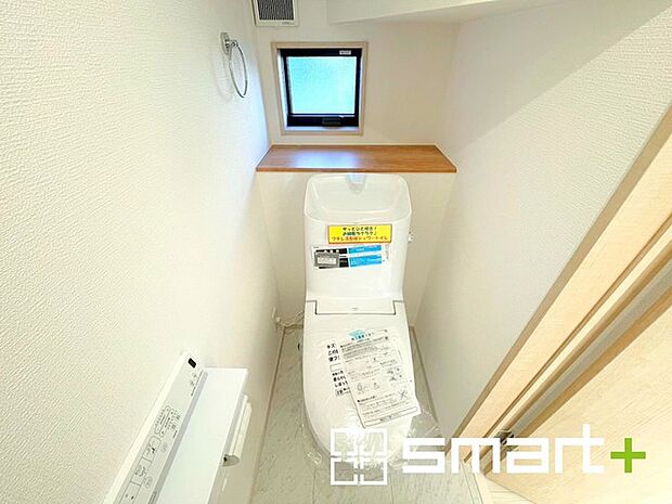 〜窓付きの明るいトイレ〜 ・使用後や掃除の際に窓を開ければ、外からの新鮮な空気を取り込み素早く換気ができます。 ・埋め込み収納付きでストックや掃除用具もスッキリ片付きますね。 