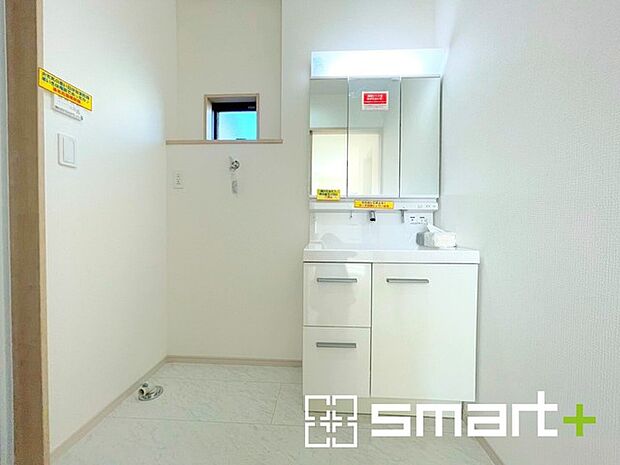 ~シャワー付き洗面台を採用~ ・洗面台の蛇口がホースで伸びシャワーとしてご利用可能。 ・朝の寝ぐせ直しなどにシャワーを使いたい時、洗面台の掃除をする際にも便利にお使いいただけますよ。