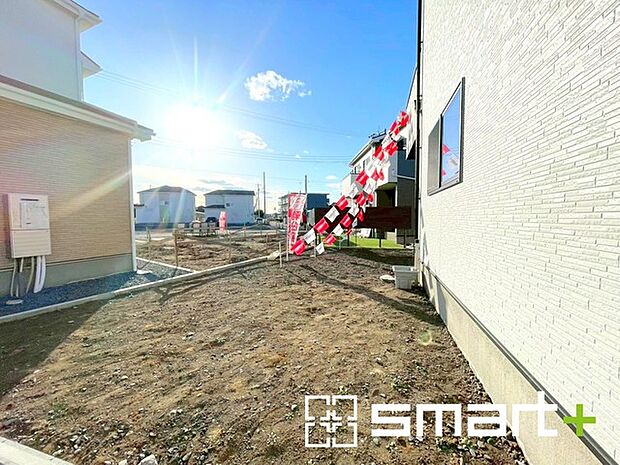 〜広々したお庭のある邸宅〜 ・余裕の敷地には広いお庭もご用意。 ・ガーデニングや安らぎの空間として、倉庫を置いたりと様々な活用が可能です。 ・人工芝の敷設などもお気軽にご相談くださいませ。 