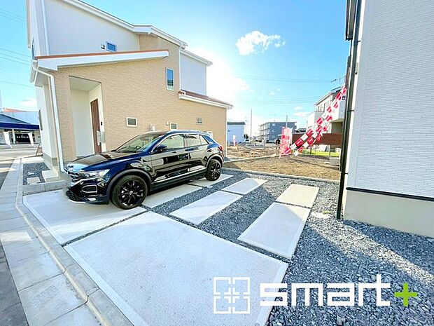 ~ゆとりあるカースペース~ ・セカンドカーや来客時にも困らないカースペース2台分。物置や駐輪スペースなどにも利用できますね。 ・カーポートなどのオプションもお気軽にご相談くださいませ。