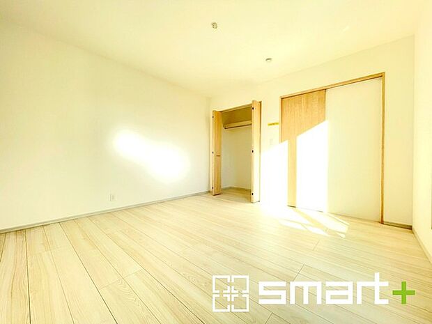 〜バルコニーに面した洋室〜 ・バルコニー側の大きな窓から穏やかな陽が差し込む明るい洋室はゆとりある広さの8帖。 ・ご夫婦やご兄弟でもゆったりとお過ごしいただけます。 