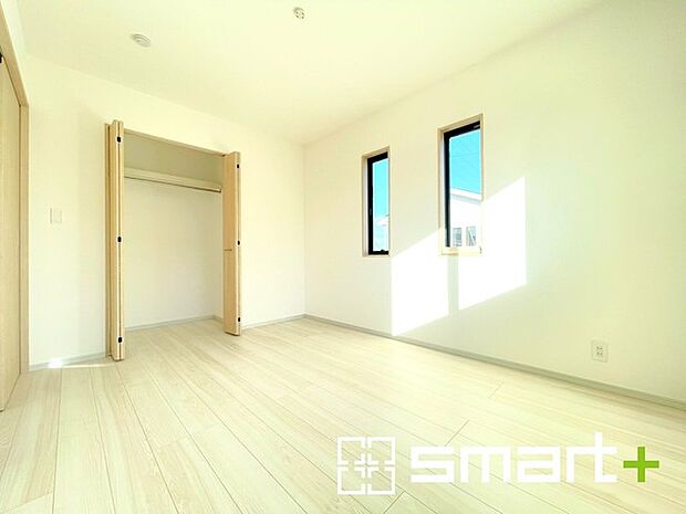 ~明るく暖かな光が差し込む洋室~ ・窓からたっぷりの光が舞い込み、お部屋全体を優しく包み込んでくれます。 ・くつろぎのプライベート時間を明るい空間で穏やかにお過ごしいただけます。