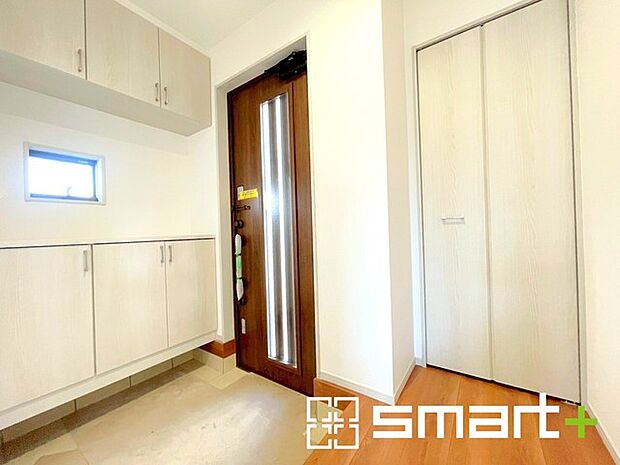 ~穏やかな陽が入る玄関~ ・窓に加えて玄関ドアのガラス部分からも穏やかな陽が入り、明るい玄関になります。 ・備え付けのシューズボックスはたっぷりしまえて玄関がスッキリ片付きますね。