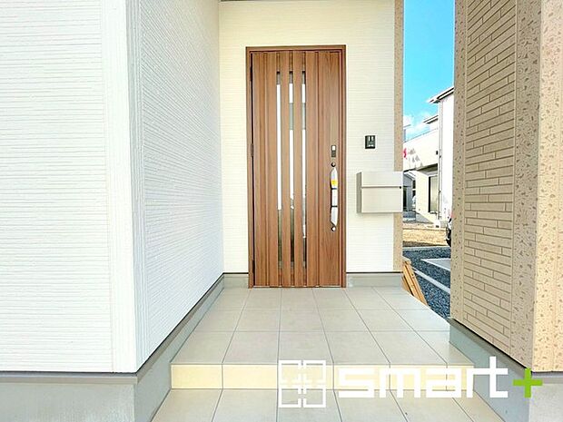 〜デザイン性に優れた玄関〜 ・モダンなデザインの玄関ドアを採用する事でお住まいの「顔」の印象が大きく変わります。 ・毎日帰宅した際に嬉しくなる仕様です。 