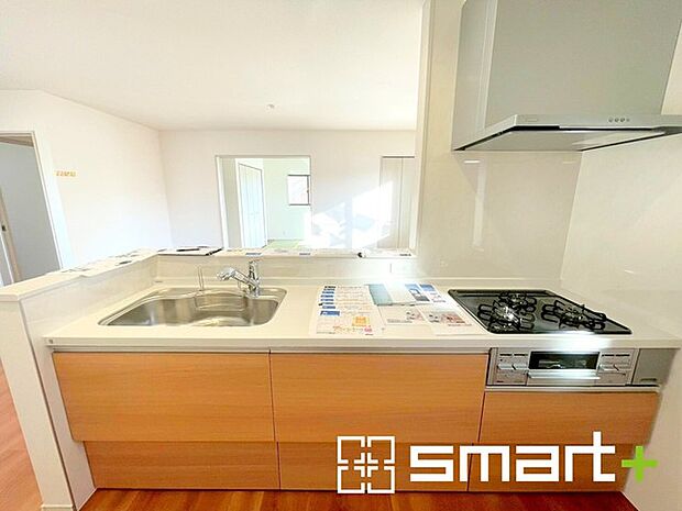 ~人気のカウンターキッチン~ ・キッチンには余計な柱が無いので、リビングが見渡せ開放感のある造りとなっております。 ・蛇口には浄水器が内蔵されるなど機能面でも優れたキッチンです。