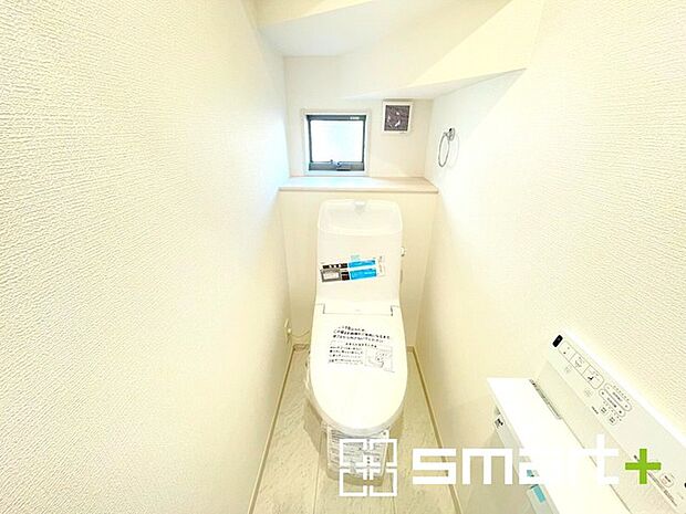 ~小窓付きの明るいトイレ~ ・使用後や掃除の際には新鮮な空気を取り込み換気ができます。 ・背面のスペースにちょっとした棚を設置すれば、トイレットペーパーのストックなども置けますね。