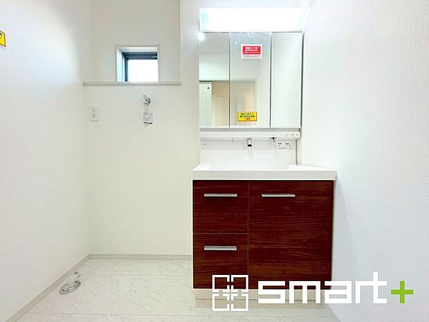 ~シャワー付き洗面台を採用~ ・洗面台の蛇口がホースで伸びシャワーとしてご利用可能。 ・朝の寝ぐせ直しなどにシャワーを使いたい時、洗面台の掃除をする際にも便利にお使いいただけますよ。