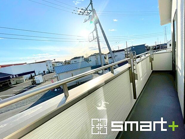 ~洗濯物も干しやすいバルコニー~ ・陽当たり良好な南側のバルコニーは2部屋から出入りができて毎日のお洗濯も快適。 ・テラス屋根等のオプションもお気軽にご相談くださいませ。