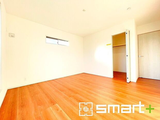 ~バルコニーに面した洋室~ ・バルコニー側の大きな窓から穏やかな陽が差し込む明るい洋室はウォークインクローゼット付。 ・ゆとりある広さでご夫婦やご兄弟でもゆったりお過ごしいただけます。