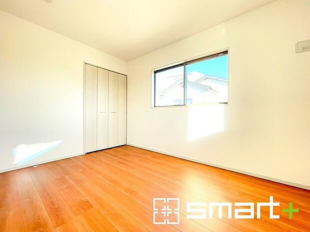 ~2面採光の明るいお部屋~ ・洋室は2面採光とする事で穏やかな陽の入る明るい空間となっております。 ・くつろぎのプライベート時間を明るい空間で穏やかにお過ごしいただけます。