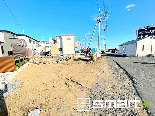 〜閑静な住宅街の立地〜 ・周辺は閑静な住宅街となっておりますので、静かな暮らしをご実現いただけます。 ・前面道路の交通量も多くないので、小さなお子様がいるご家庭でもご安心ですね。 