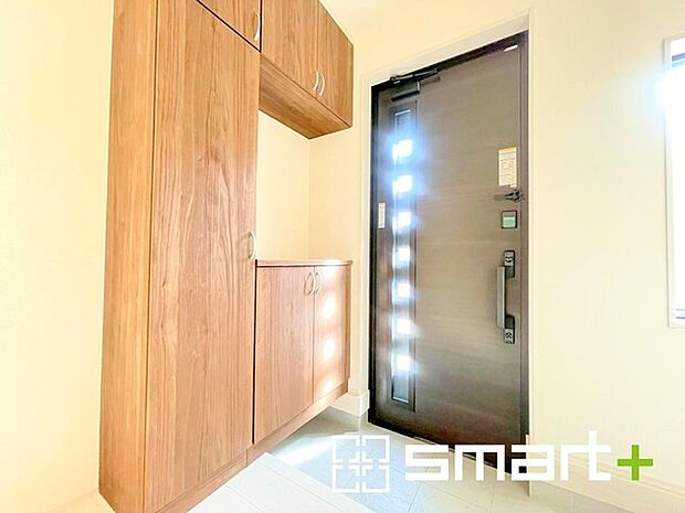 ~穏やかな陽が入る玄関~ ・玄関ドアにガラス部分を設ける事で穏やかな陽の入る玄関になります。 ・飾り棚としても演出できるコの字型のシューズボックスは大容量の収納力。