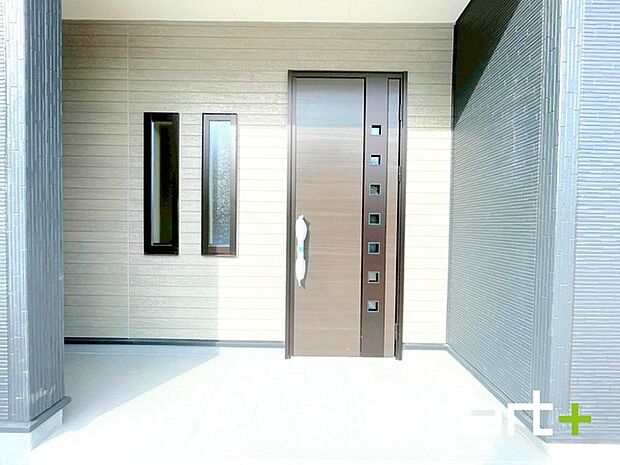~お住まいの顔「玄関」~ ・玄関ドアの上にはもちろん軒がございますので、雨の日でも濡れずに鍵の開閉が可能です。 ・鍵は防犯性に優れたディンプルキーを採用。