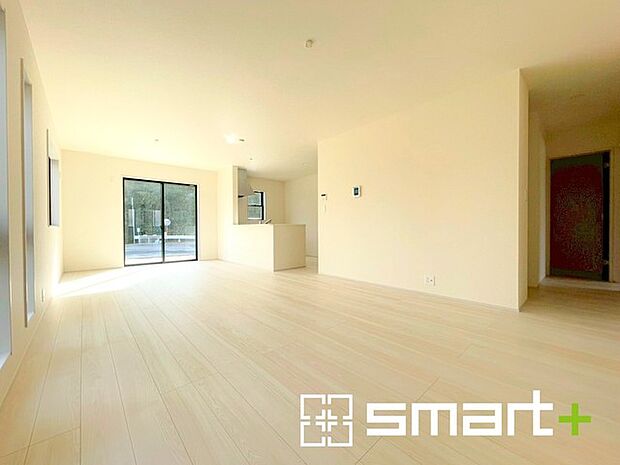 ~穏やかな陽の入るLDK~ ・大きな窓のあるLDKは陽当りも良好で明るい空間となっております。 ・ご家族団らんなど過ごす時間の多いLDKが明るいのは嬉しいポイントですね。