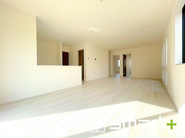 ~窓からはたっぷりの陽光~ ・穏やかな陽だまりに包まれる居心地の良いLDKは、ご家族が自然と集まる憩いのスペースに。 ・家事をしながらご家族との会話が楽しめる人気のカウンターキッチンも魅力。