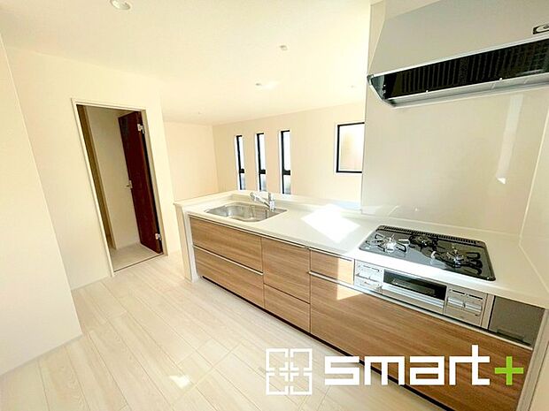 〜パントリーのあるお住まい〜 ・キッチン横にパントリー（食糧庫）をご用意。買い溜めした食材などはもちろん、ティッシュなどの置場としてもご利用いただけます。 ・ぜひ現地でご確認くださいませ。 