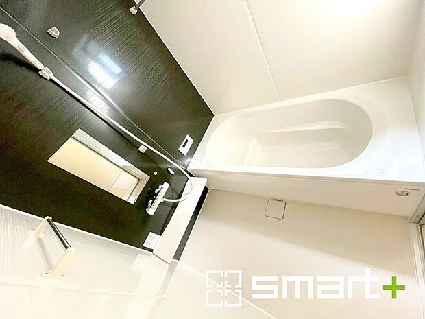 ~浴室乾燥機付きの浴室~ ・浴室には乾燥機が付いているので雨の日でも洗濯物を干すことが可能です。 ・水はけの良い床材など機能面も充実。マイクロバルなどオプションもご相談くださいませ。