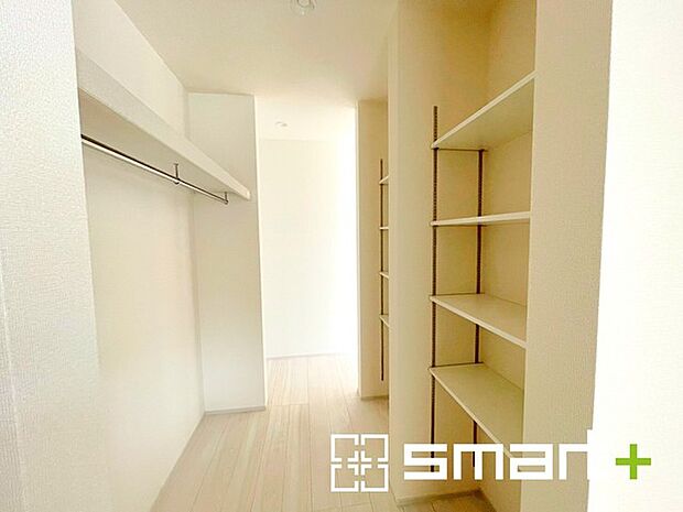 ~便利なファミリークローク~ ・コートなど上着、ゴルフ・スキーなど趣味の用具、ブーツなどかさばる靴、などなどお好きなものを収納いただけるファミリークロークをご用意。ぜひご体感くださいませ。