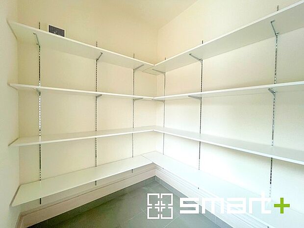 ~収納スペース充実の玄関周り~ ・玄関はシューズインクローク付。散らかりがちな玄関もスッキリ片付きます。 ・ベビーカーやゴルフバッグ、お子様のスポーツ用品などたくさん収納できます。