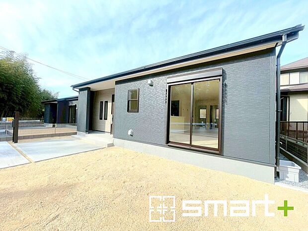 〜広々したお庭のある邸宅〜 ・余裕の敷地には広いお庭もご用意。 ・ガーデニングや安らぎの空間として、倉庫を置いたりと様々な活用が可能です。 ・人工芝の敷設などもお気軽にご相談くださいませ。 