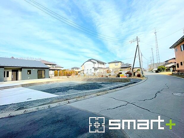 ~閑静な住宅街の立地~ ・周辺は閑静な住宅街となっておりますので、静かな暮らしをご実現いただけます。 ・前面道路の交通量も多くないので、小さなお子様がいるご家庭でもご安心ですね。