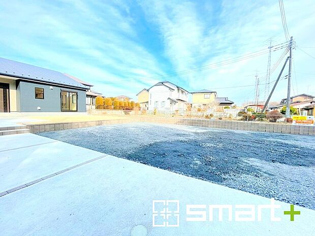 ~ゆとりあるカースペース~ ・セカンドカーや来客時にも困らないカースペース4台以上。物置や駐輪スペースなどにも利用できますね。 ・カーポートなどのオプションもお気軽にご相談くださいませ。