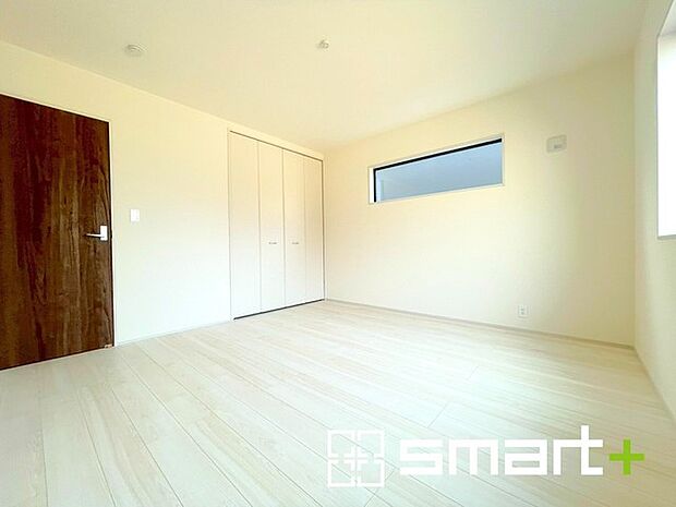 〜窓からはたっぷりの陽光〜 ・ゆとりある広さの主寝室は8帖。ご夫婦やご兄弟でもゆったりお過ごしいただけます。 ・収納付きなので整理整頓しやすく、生活空間が広がりますね。