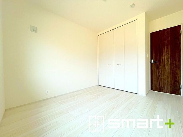 〜収納豊富な洋室〜 ・各居室に備え付けの収納をご用意。タンスなどを置く場合と比べ出っ張らないので部屋の中を有効のご活用いただけます。 ・収納の広さなどぜひ現地でご確認くださいませ。