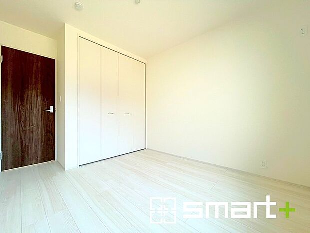 〜自然な風合いの洋室〜 ・ナチュラルな色彩で纏められた洋室は家具のコーディネートもしやすくなっております。 ・どんな家具にするか考えるだけでも楽しくなってきますね。