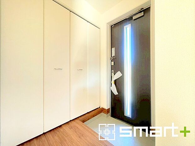 〜穏やかな陽が入る玄関〜 ・玄関ドアにガラス部分を設ける事で穏やかな陽の入る玄関になります。 ・備え付けのシューズボックスはたっぷりしまえて玄関がスッキリ片付きますね。 