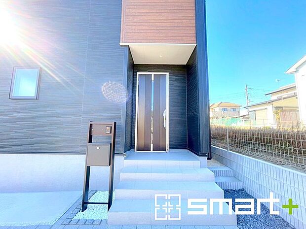 〜デザイン性に優れた玄関〜 ・モダンなデザインの玄関ドアを採用する事でお住まいの「顔」の印象が大きく変わります。 ・毎日帰宅した際に嬉しくなる仕様です。 