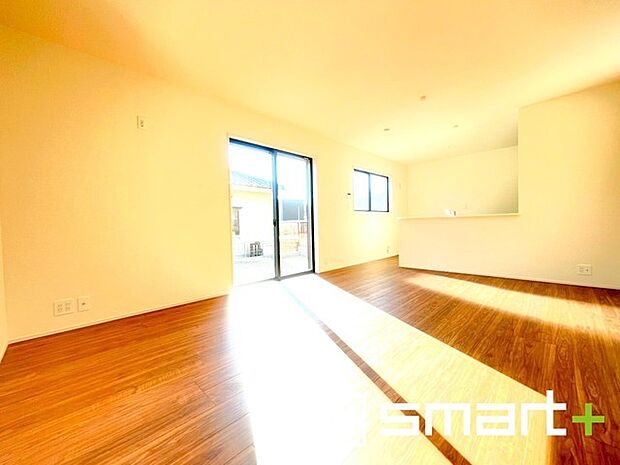 〜穏やかな陽の入るＬＤＫ〜 ・大きな窓のあるＬＤＫは陽当りも良好で明るい空間となっております。 ・ご家族団らんなど過ごす時間の多いＬＤＫが明るいのは嬉しいポイントですね。 