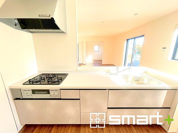 〜人気のカウンターキッチン〜 ・キッチンには余計な柱が無いので、リビングが見渡せ開放感のある造りとなっております。 ・蛇口には浄水器が内蔵されるなど機能面でも優れたキッチンです。 