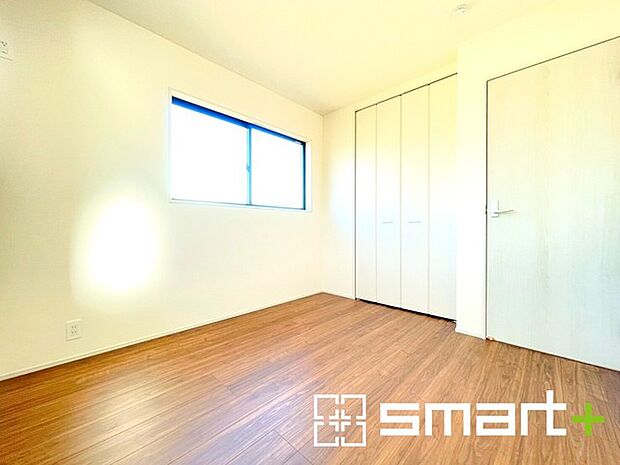 〜収納豊富な洋室〜 ・各居室に備え付けの収納をご用意。タンスなどを置く場合と比べ出っ張らないので部屋の中を有効のご活用いただけます。 ・収納の広さなどぜひ現地でご確認くださいませ。 