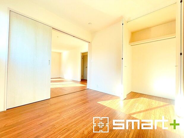 〜リビング横の洋室〜 ・リビング横には開放感をプラスしてくれる洋室。収納スペース付きで寝室にもお使いいただけます。 ・お子様のプレイルームやお昼寝、趣味のお部屋など、用途様々ですね。 