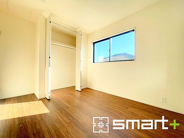 〜明るく暖かな光が差し込む洋室〜 ・窓からたっぷりの光が舞い込み、お部屋全体を優しく包み込んでくれます。 ・くつろぎのプライベート時間を明るい空間で穏やかにお過ごしいただけます。 