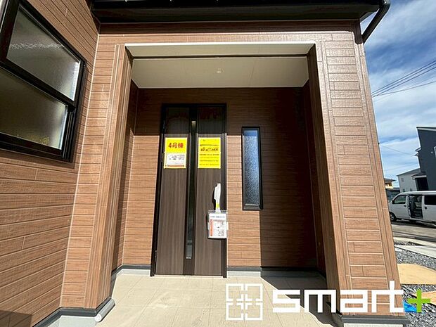 ～お住まいの顔「玄関」～ ・玄関ドアの上にはもちろん軒がございますので、雨の日でも濡れずに鍵の開閉が可能です。 ・鍵は防犯性に優れたディンプルキーを採用。 