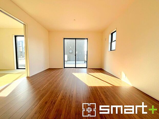 〜穏やかな陽の入るＬＤＫ〜 ・大きな窓のあるＬＤＫは陽当りも良好で明るい空間となっております。 ・ご家族団らんなど過ごす時間の多いＬＤＫが明るいのは嬉しいポイントですね。