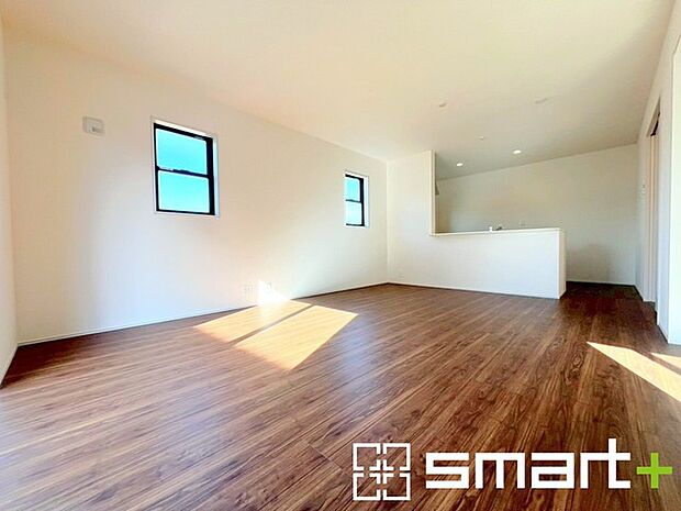 〜明るいＬＤＫ〜 ・ご家族でゆったり寛げる広々リビングは、大きな窓からたっぷりの陽光が差し込む明るい空間。 ・出来立てのお料理を運ぶのにも、後片付けもラクラクのカウンターキッチン。