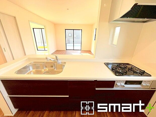 〜人気のカウンターキッチン〜 ・キッチンには余計な柱が無いので、リビングが見渡せ開放感のある造りとなっております。 ・蛇口には浄水器が内蔵されるなど機能面でも優れたキッチンです。 