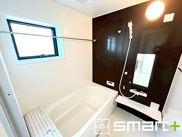 〜浴室乾燥機付きの浴室〜 ・浴室には乾燥機が付いているので雨の日でも洗濯物を干すことが可能です。 ・水はけの良い床材など機能面も充実。マイクロバルなどオプションもご相談くださいませ。 