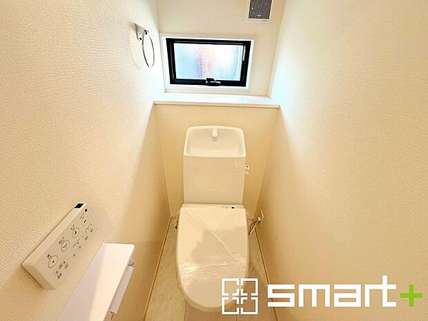~小窓付きの明るいトイレ~ ・使用後や掃除の際には新鮮な空気を取り込み換気ができます。 ・背面のスペースにちょっとした棚を設置すれば、トイレットペーパーのストックなども置けますね。