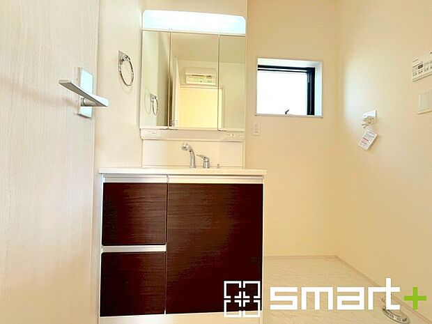 〜シャワー付き洗面台を採用〜 ・洗面台の蛇口がホースで伸びシャワーとしてご利用可能。 ・朝の寝ぐせ直しなどにシャワーを使いたい時、洗面台の掃除をする際にも便利にお使いいただけますよ。 