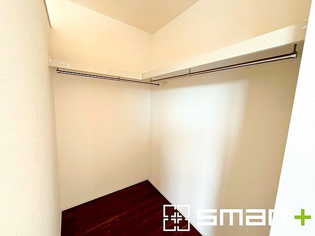 〜ウォークインクローゼット〜 ・衣類をハンガーに掛けたまま収納できるウォークインクローゼットは重宝しますね。 ・季節ものや小物類なども整理整頓しやすく生活空間が広がります。