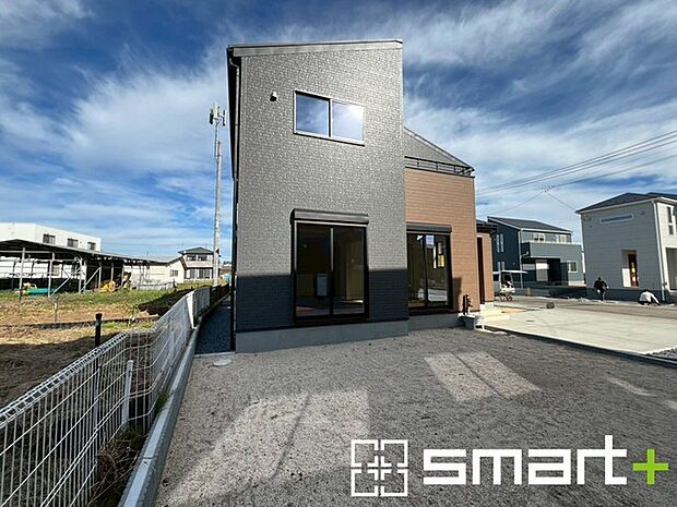 〜広々したお庭のある邸宅〜 ・余裕の敷地には広いお庭もご用意。 ・ガーデニングや安らぎの空間として、倉庫を置いたりと様々な活用が可能です。 ・人工芝の敷設などもお気軽にご相談くださいませ。 