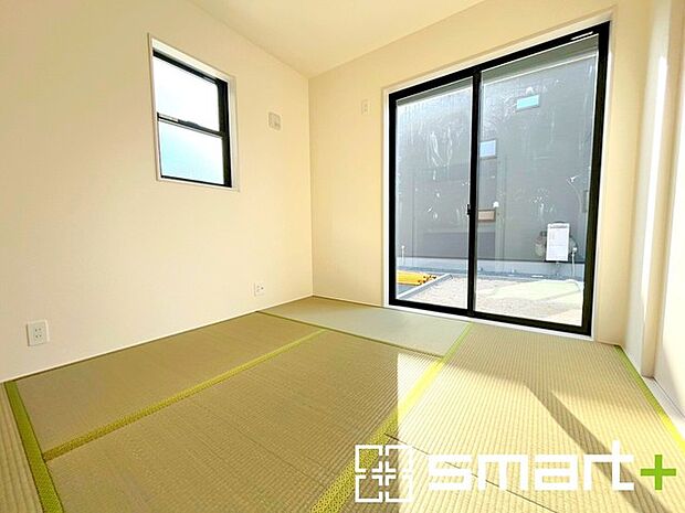 〜リビング横の和室〜 ・リビング横には開放感をプラスしてくれる和室。収納スペース付きで寝室にもお使いいただけます。 ・2面採光で日当たり良好。明るい空間が広がります。
