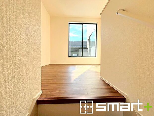 〜階段上ホール〜 ・居室を通らずにバルコニーへの出入り可能なので、毎日のお洗濯もラクラク快適。 ・日当たりもよいので室内物干しにも最適です。