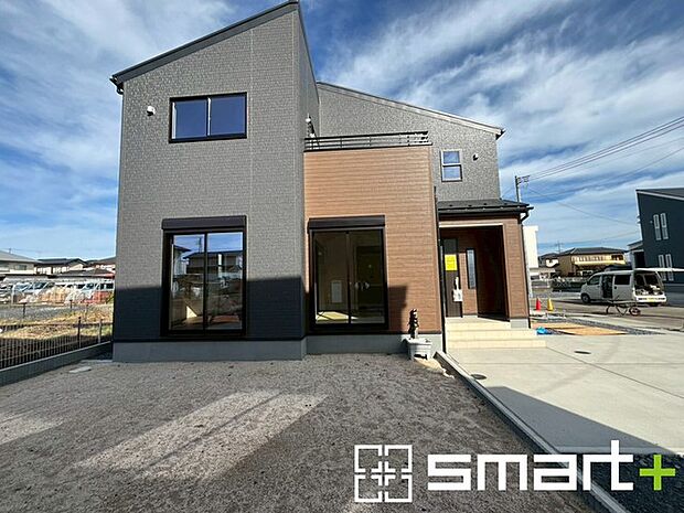 ~モダンな印象の外観~ ・木目調の外壁アクセントは幅広いテイストにマッチし、住まいに温かみを与えてくれる人気のデザイン。 ・見た目に重厚感が生まれ、高級感のある仕様となっております。