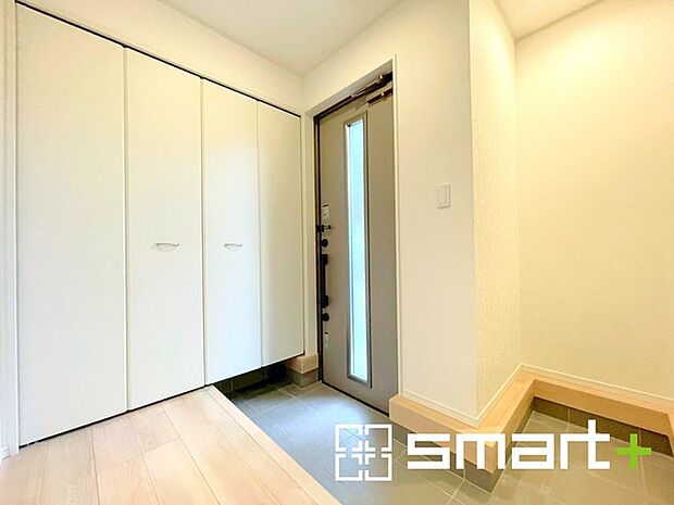 ~穏やかな陽が入る玄関~ ・窓に加えて玄関ドアのガラス部分からも穏やかな陽が入り、明るい玄関になります。 ・備え付けのシューズボックスはたっぷりしまえて玄関がスッキリ片付きますね。