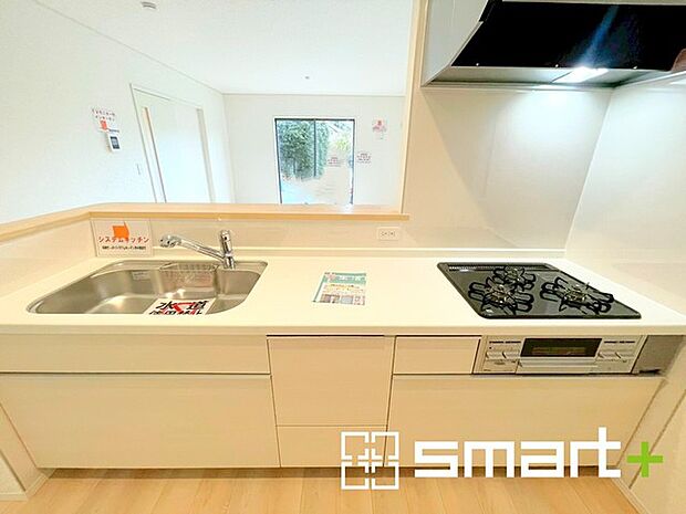 〜人気のカウンターキッチン〜 ・キッチンには余計な柱が無いので、リビングが見渡せ開放感のある造りとなっております。 ・蛇口には浄水器が内蔵されるなど機能面でも優れたキッチンです。 